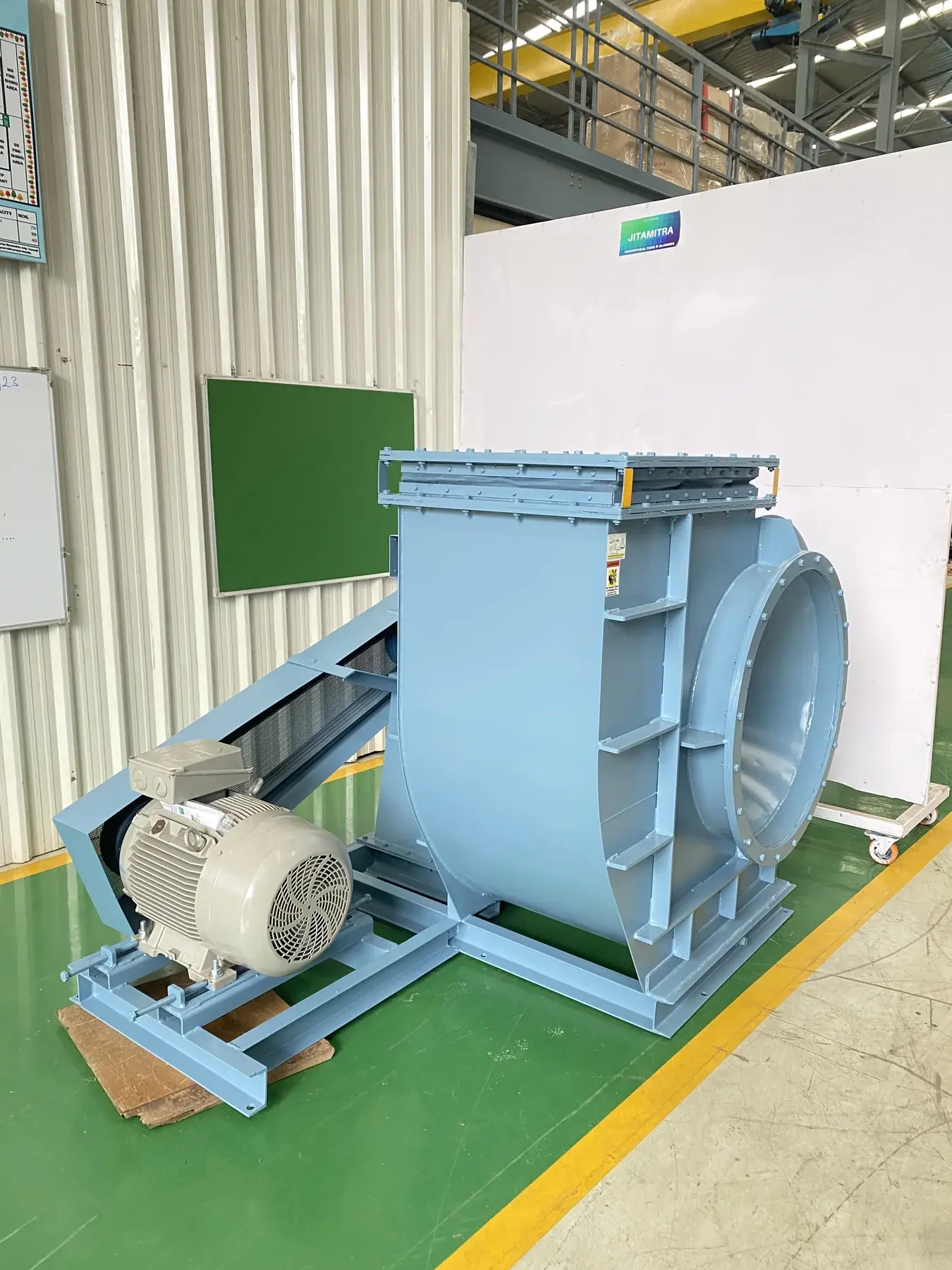 Centrifugal exhaust fan with direct-drive motor on a skid base